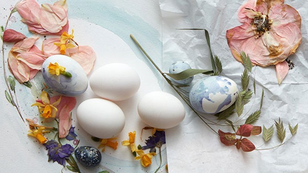 Come decorare le uova con i fiori secchi