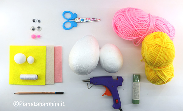 Occorrente per creare i coniglietti con uova e filo di lana
