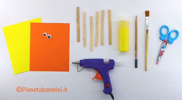 Occorrente per creare i pulcini con bastoncini da gelato