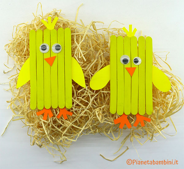 Pulcini con bastoncini da gelato Lavoretto di Pasqua pulcini con bastoncini da gelato