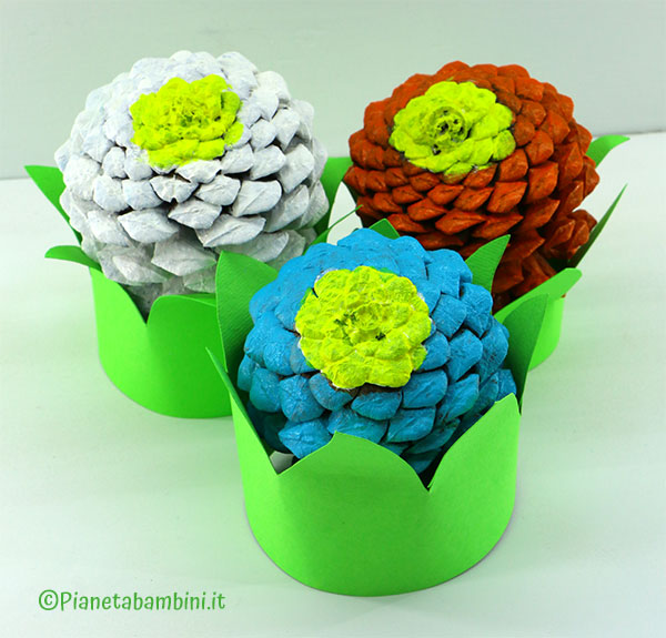 Fiori primaverili realizzati dipingendo delle pigne