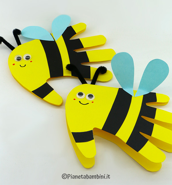 Biglietto per la giornata delle api con impronta della mano
