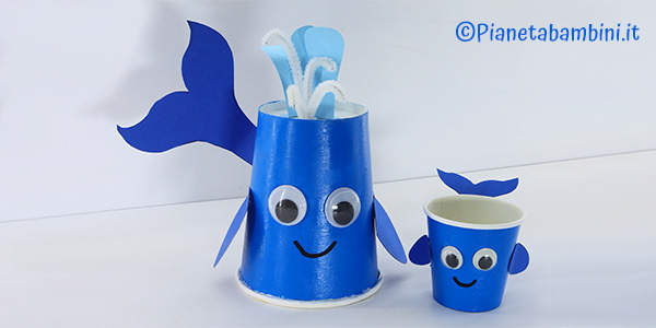 Balene con bicchieri di carta