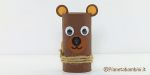Orso bruno con rotolo di carta igienica