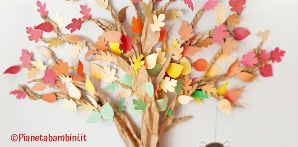 Aggiunta delle foglie sull'albero autunnale di carta